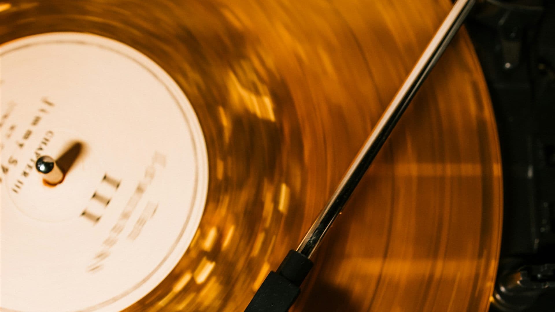 Zlatá vinylová deska na gramofonu - album na míru