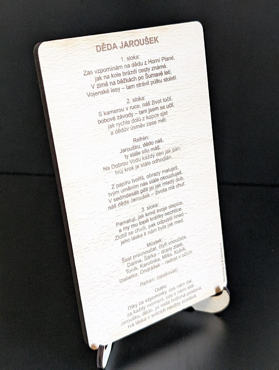 V rámci každé gravírované destičky je k dispozici na druhé straně kompletní text písně.
