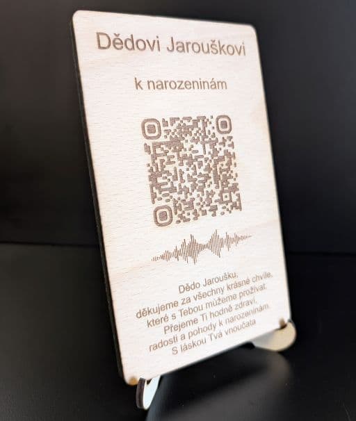 Jednoduchý design, bez vlastního obrázku, větší prostor pro věnování. QR kód odkazuje na písničku a z druhé strany je text písničky.